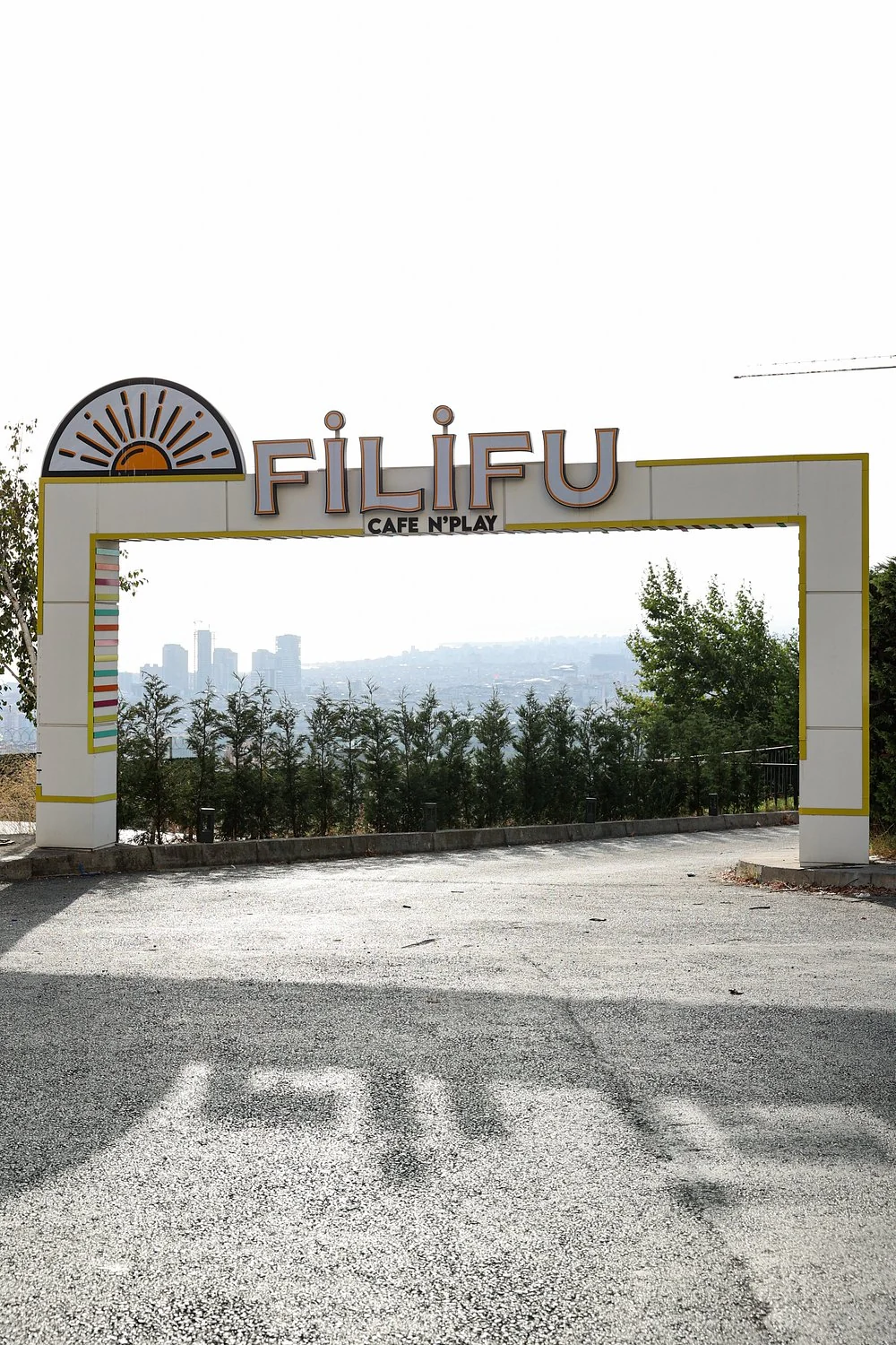 Üzerinde Filifu Cafe N’ Play tabelası bulunan sarı çerçeveli beyaz giriş takının ön görünümü