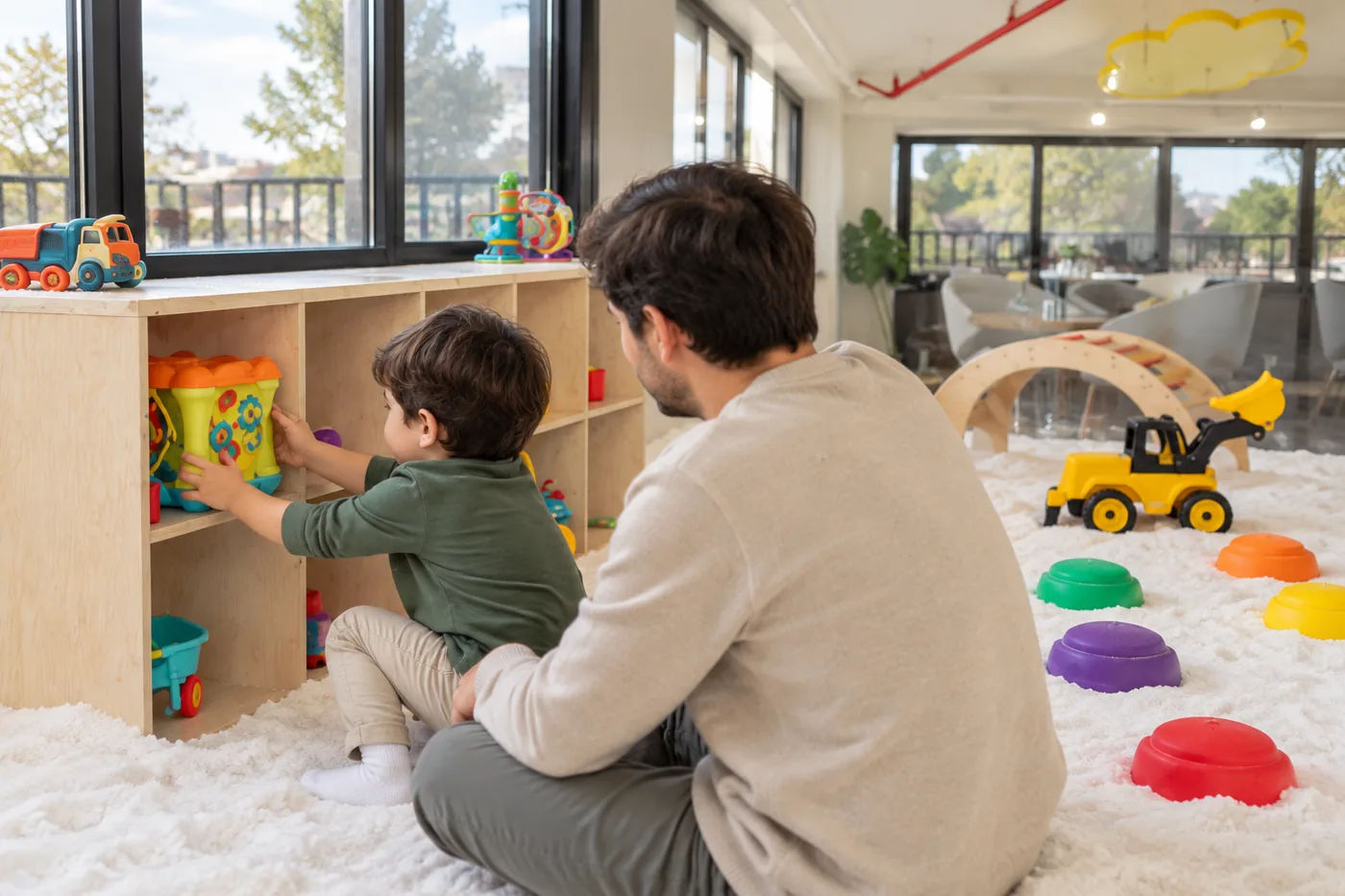 Un père accompagne son enfant devant les casiers d’une salle de sel inspirée de Filifu