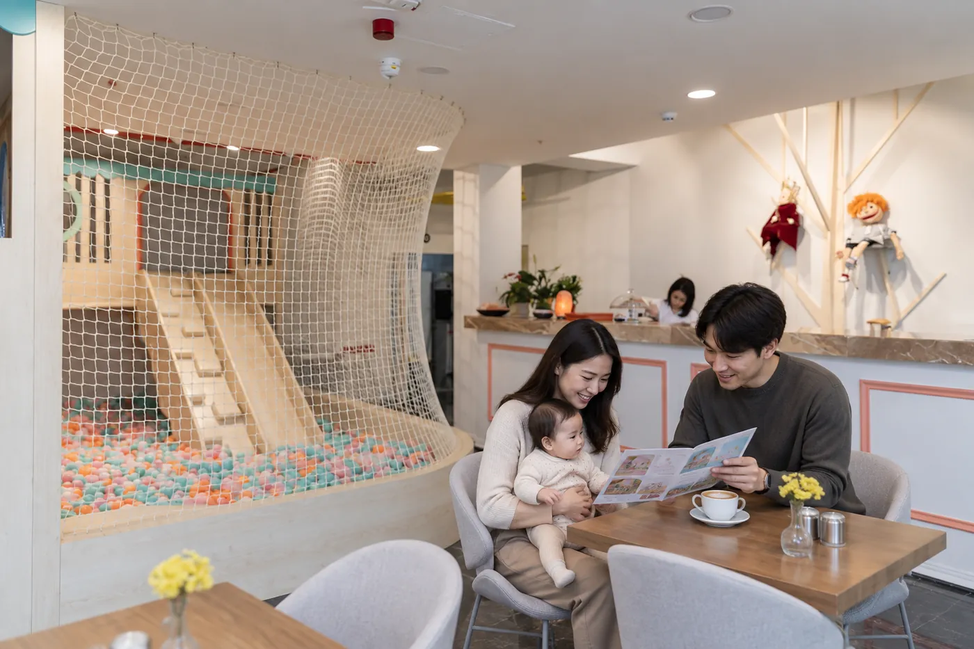 家人在以Filifu为参考的场景中陪伴婴儿探索动作与互动