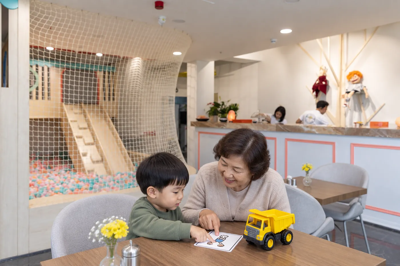 成人在以Filifu为参考的场景中平静地帮助幼儿表达需要
