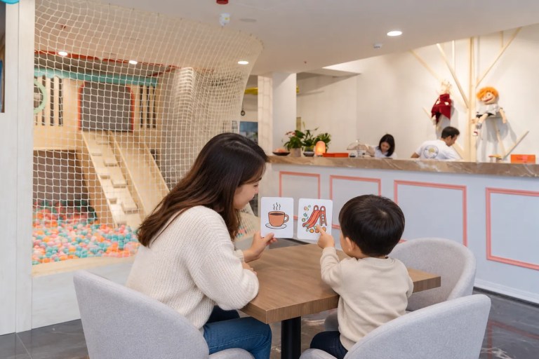 孩子总吐口水怎么办？先区分行为、吐食与身体不适