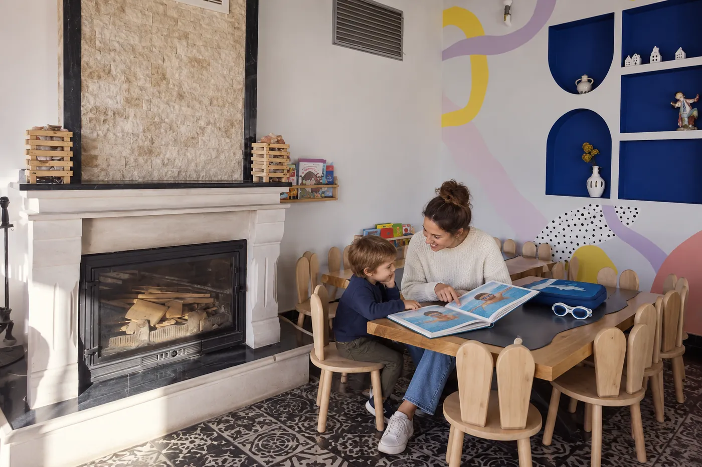 A family preparing for a child's swimming lessons in a Filifu-inspired cafe scene