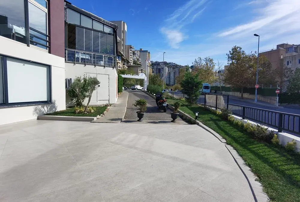 Filifu建筑旁的室外通道、绿化带和黑色栏杆
