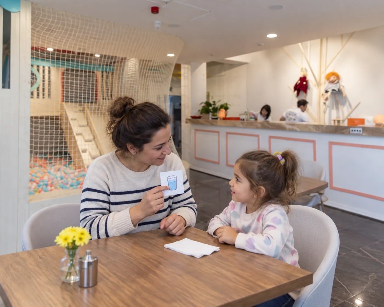 Çocuğum Sürekli Tükürüyor, Ne Yapmalıyım? Davranışı ve Bedensel Nedenleri Ayırmak
