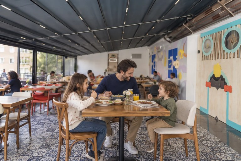 Un genitore e due bambini al café: organizzare un’uscita possibile